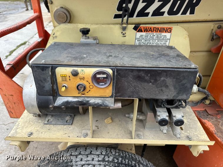 image for item EN0636 1996 JLG 3369 Sizzor Commander scissor lift