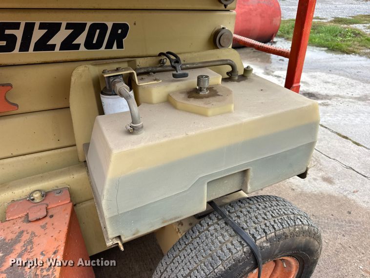 image for item EN0636 1996 JLG 3369 Sizzor Commander scissor lift