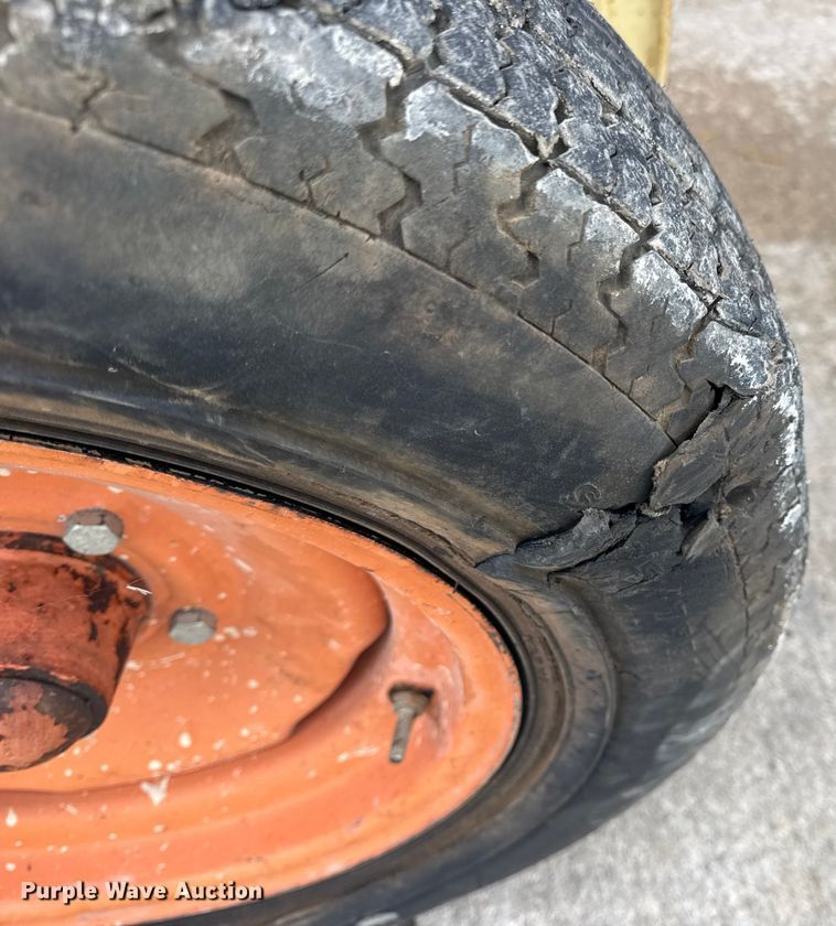 image for item EN0636 1996 JLG 3369 Sizzor Commander scissor lift