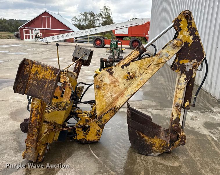 image for item EN0642 Vermeer BH-800 backhoe attachment