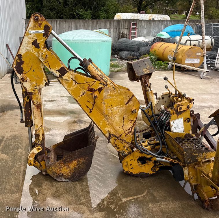 image for item EN0642 Vermeer BH-800 backhoe attachment