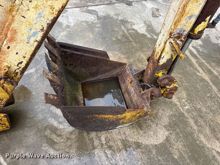 image for item EN0642 Vermeer BH-800 backhoe attachment