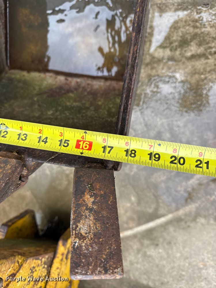 image for item EN0642 Vermeer BH-800 backhoe attachment