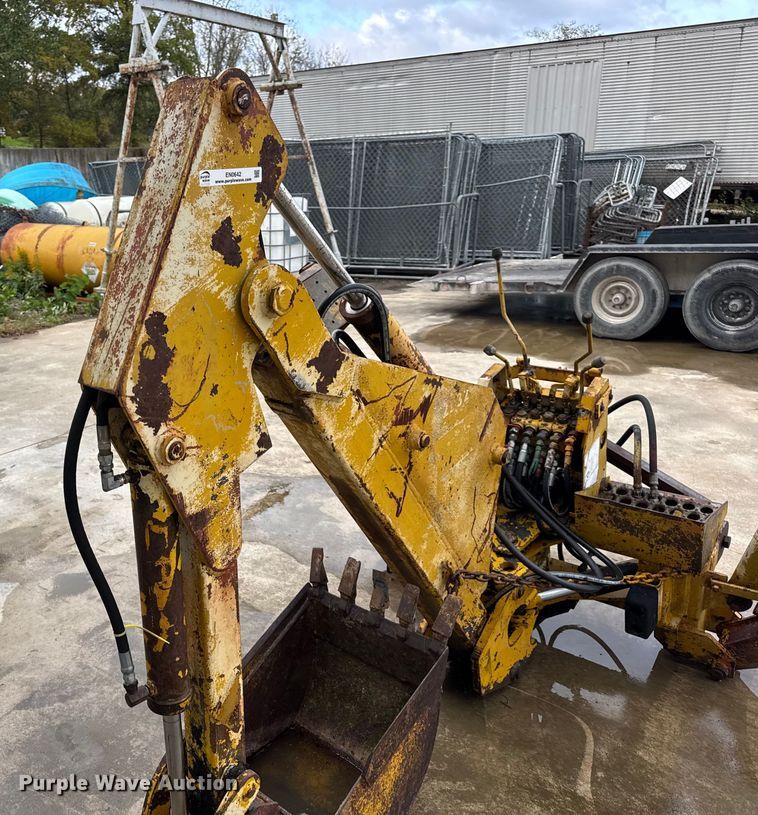 image for item EN0642 Vermeer BH-800 backhoe attachment
