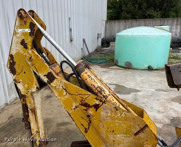 image for item EN0642 Vermeer BH-800 backhoe attachment