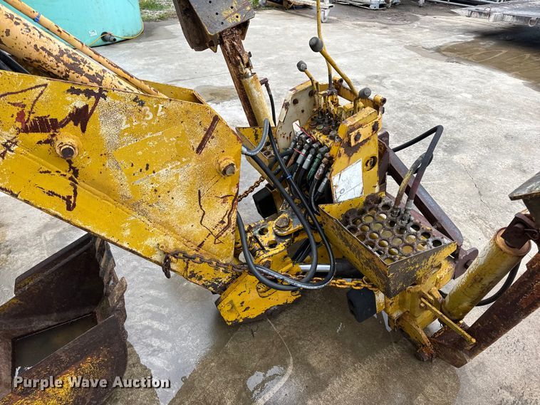 image for item EN0642 Vermeer BH-800 backhoe attachment