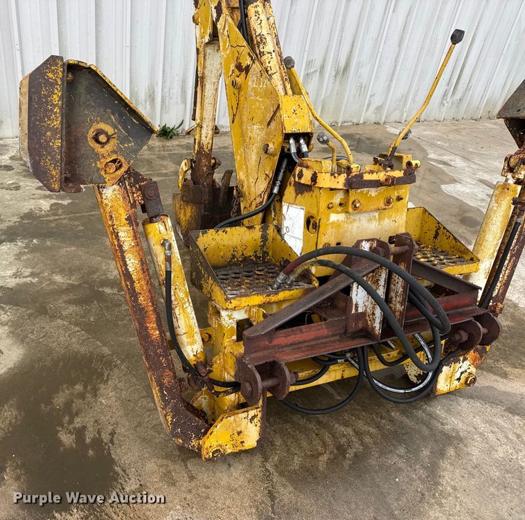 image for item EN0642 Vermeer BH-800 backhoe attachment