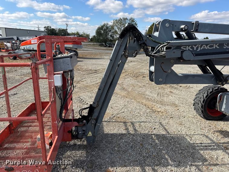 image for item EN0661 2013 SkyJack SJ46AJ boom lift