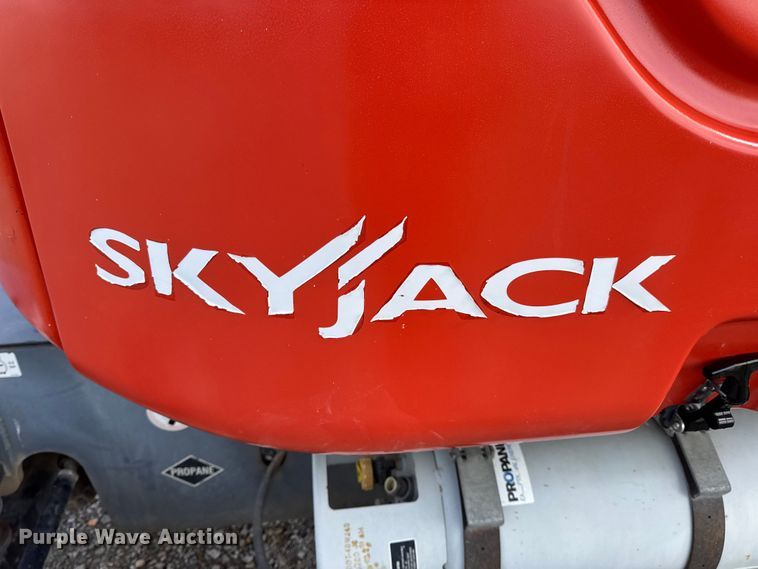 image for item EN0661 2013 SkyJack SJ46AJ boom lift