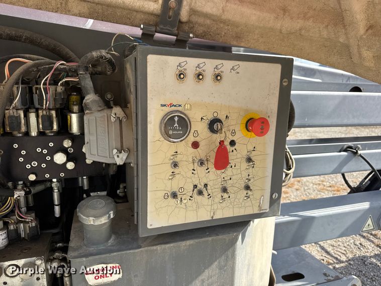 image for item EN0661 2013 SkyJack SJ46AJ boom lift