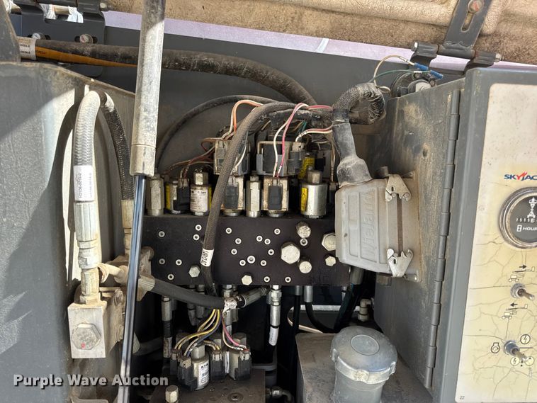 image for item EN0661 2013 SkyJack SJ46AJ boom lift