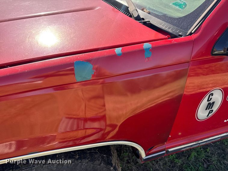 image for item EN0687 1999 Chevrolet C2500 utility bed pickup truck