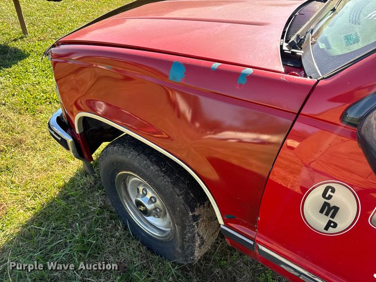 image for item EN0687 1999 Chevrolet C2500 utility bed pickup truck