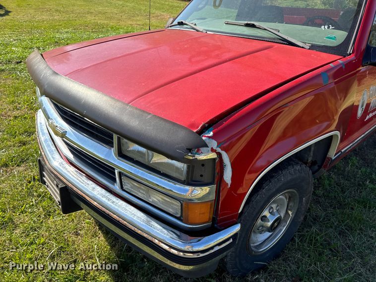 image for item EN0687 1999 Chevrolet C2500 utility bed pickup truck