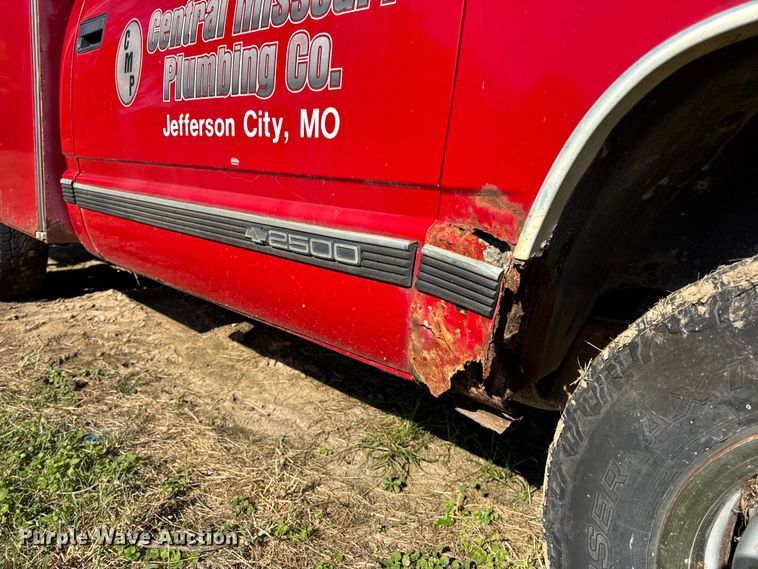 image for item EN0687 1999 Chevrolet C2500 utility bed pickup truck