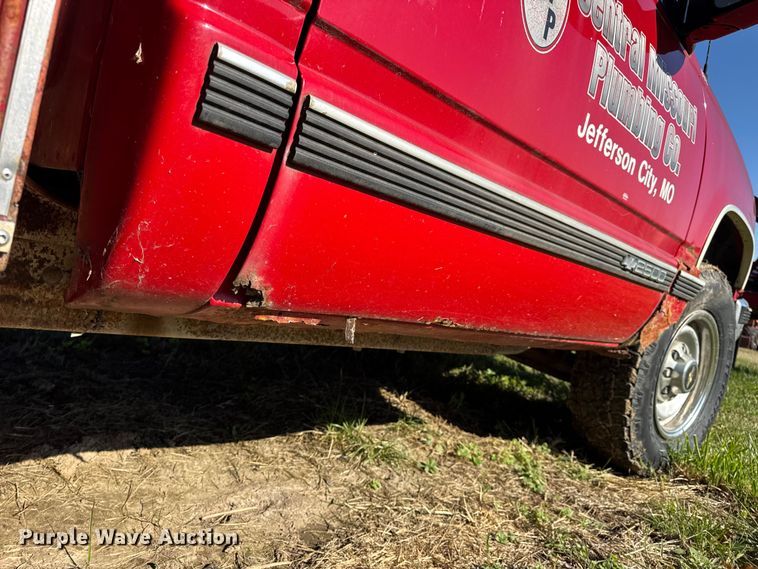 image for item EN0687 1999 Chevrolet C2500 utility bed pickup truck