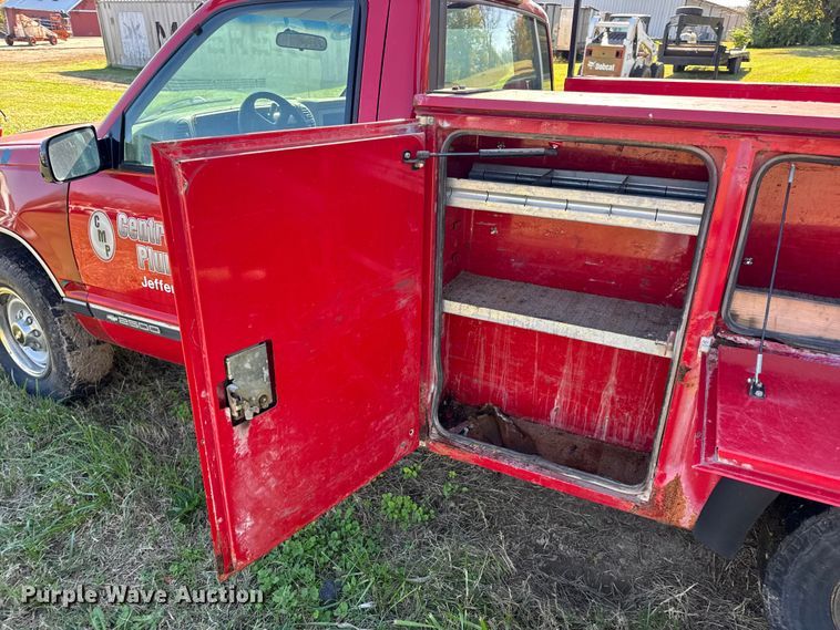 image for item EN0687 1999 Chevrolet C2500 utility bed pickup truck