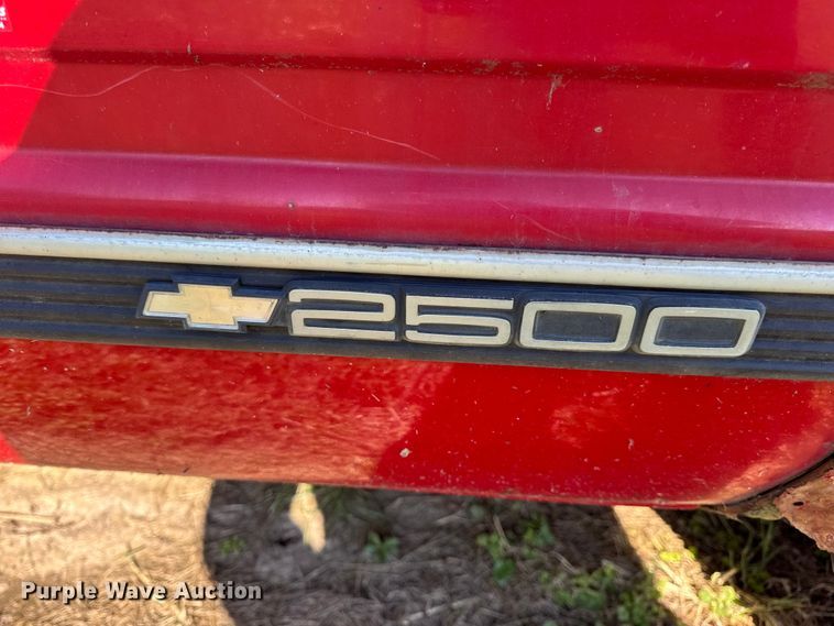 image for item EN0687 1999 Chevrolet C2500 utility bed pickup truck