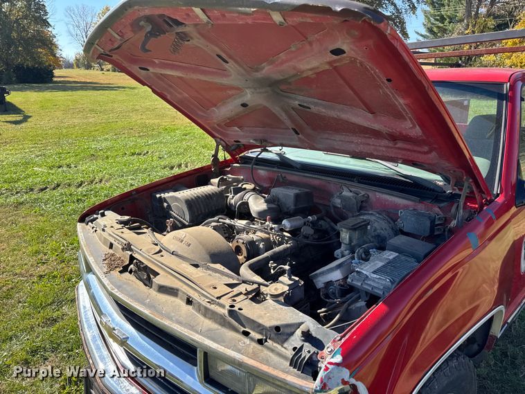 image for item EN0687 1999 Chevrolet C2500 utility bed pickup truck