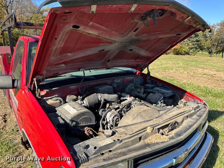 image for item EN0687 1999 Chevrolet C2500 utility bed pickup truck