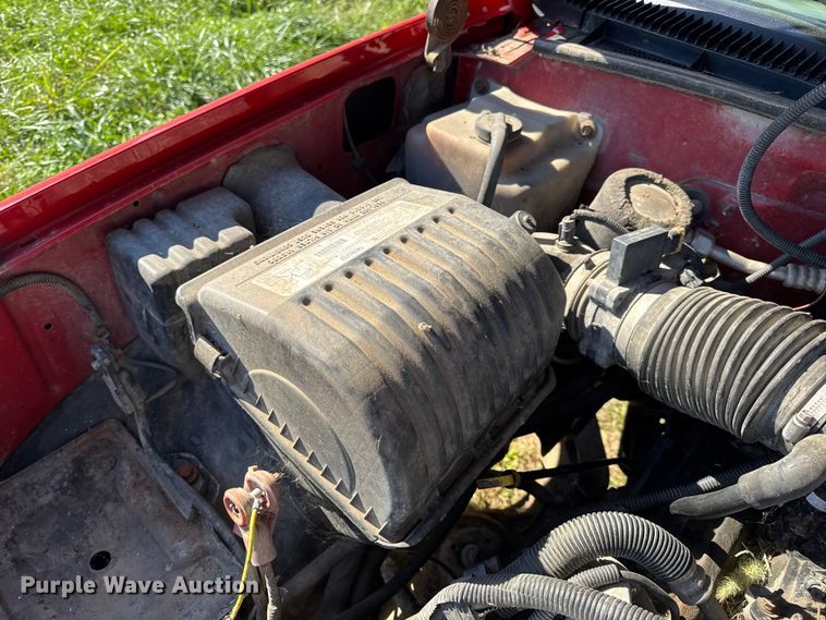 image for item EN0687 1999 Chevrolet C2500 utility bed pickup truck