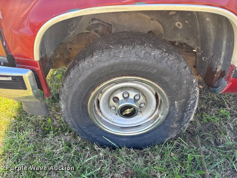 image for item EN0687 1999 Chevrolet C2500 utility bed pickup truck