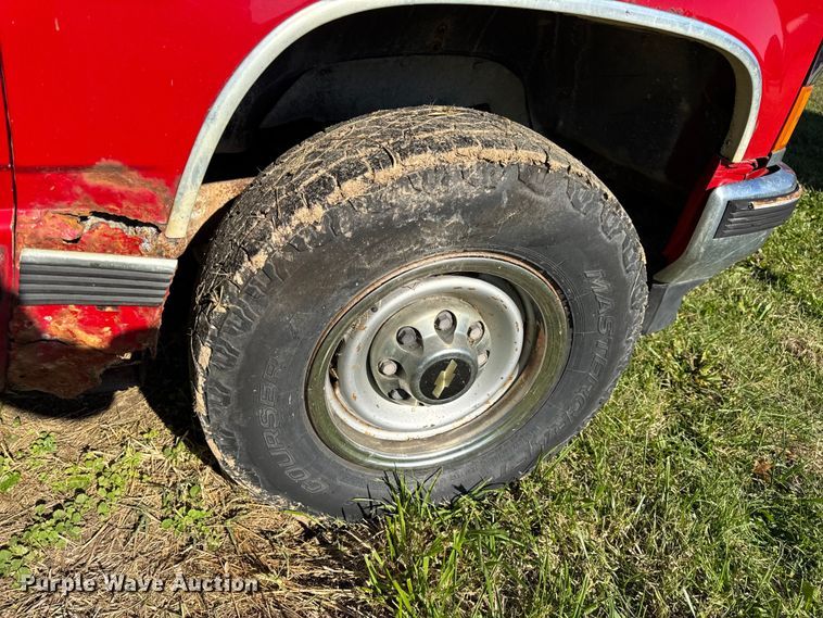 image for item EN0687 1999 Chevrolet C2500 utility bed pickup truck