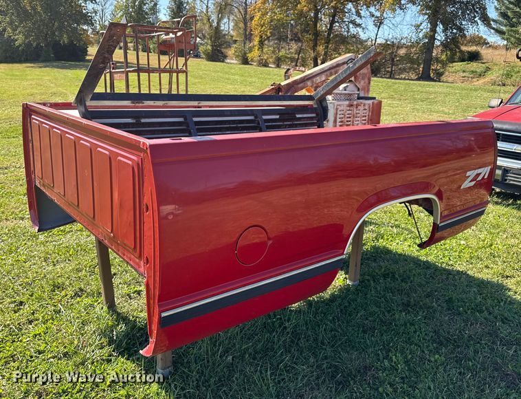 image for item EN0687 1999 Chevrolet C2500 utility bed pickup truck