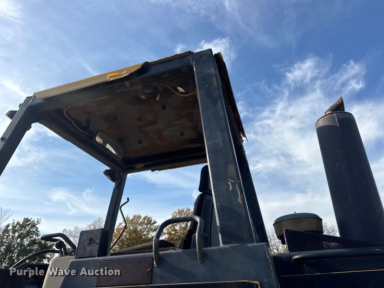 image for item EN0700 1997 Caterpillar 953C track loader