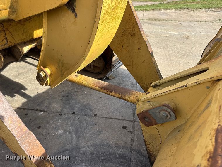 image for item EN0700 1997 Caterpillar 953C track loader