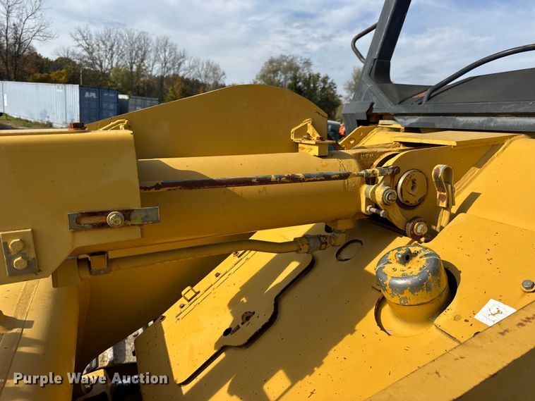 image for item EN0700 1997 Caterpillar 953C track loader