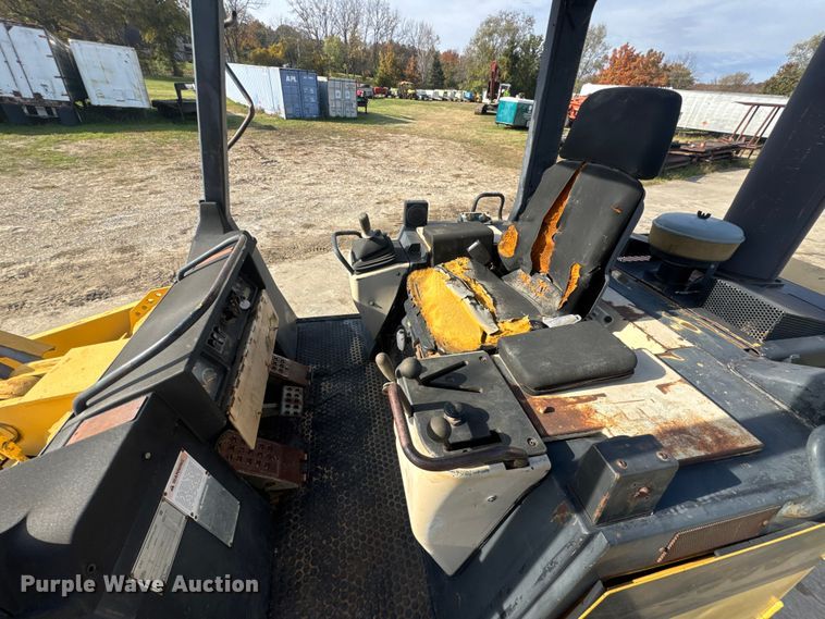 image for item EN0700 1997 Caterpillar 953C track loader