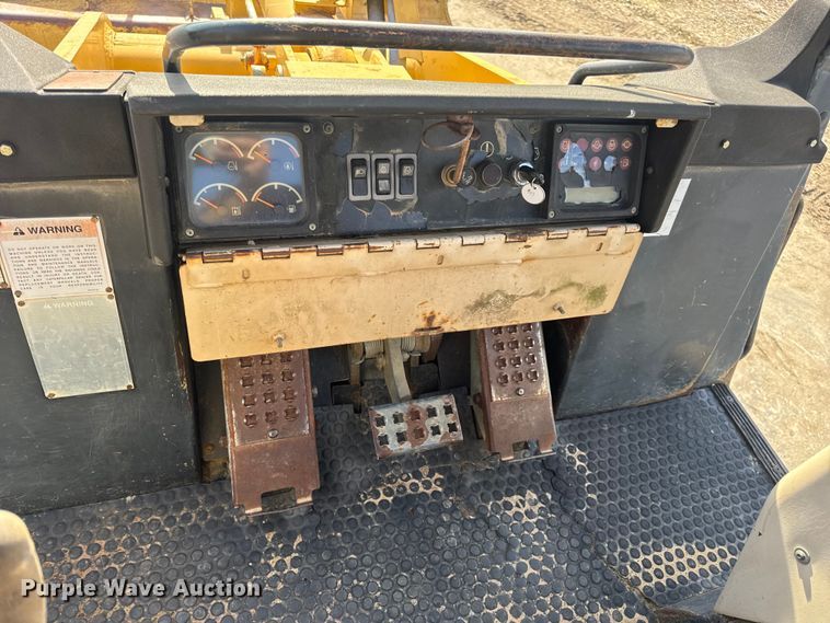 image for item EN0700 1997 Caterpillar 953C track loader