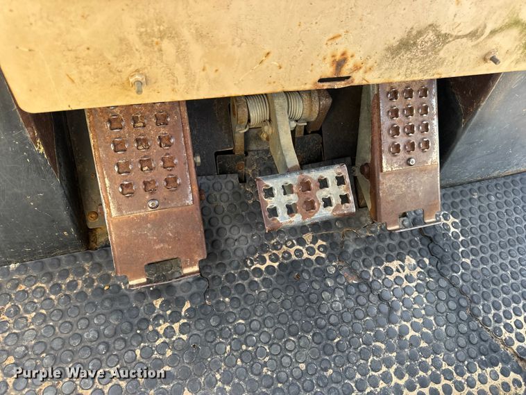 image for item EN0700 1997 Caterpillar 953C track loader