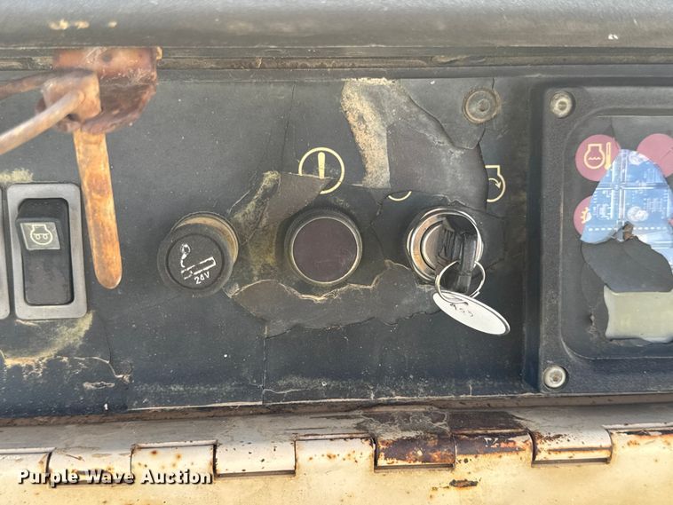 image for item EN0700 1997 Caterpillar 953C track loader