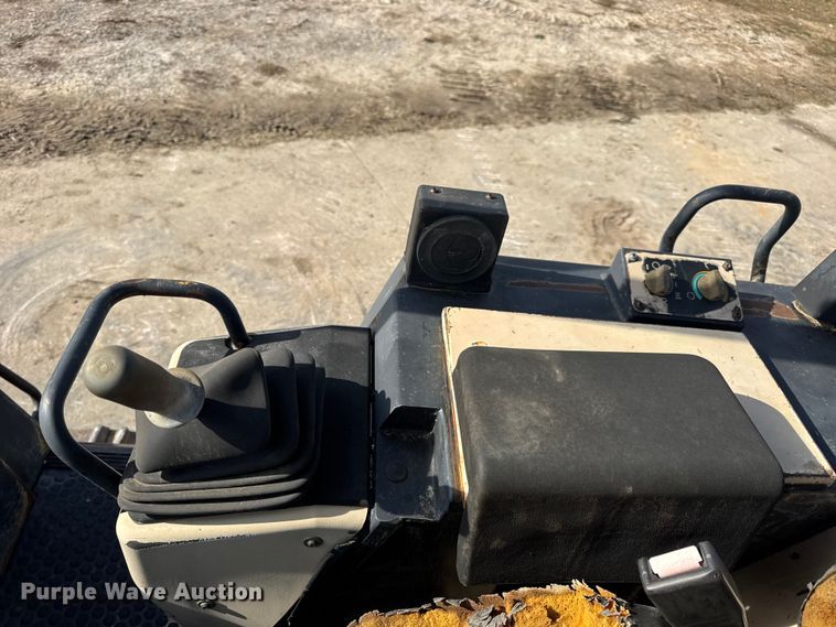 image for item EN0700 1997 Caterpillar 953C track loader