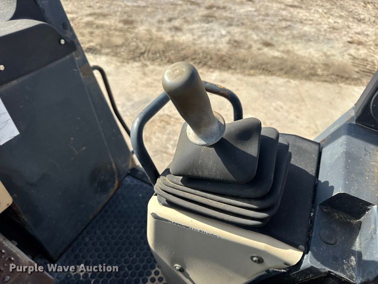 image for item EN0700 1997 Caterpillar 953C track loader