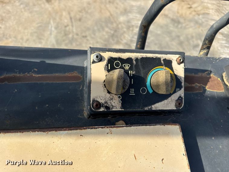 image for item EN0700 1997 Caterpillar 953C track loader