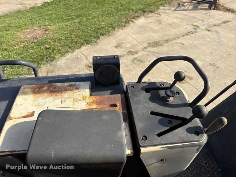 image for item EN0700 1997 Caterpillar 953C track loader