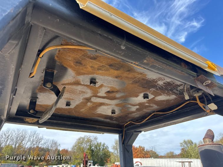 image for item EN0700 1997 Caterpillar 953C track loader