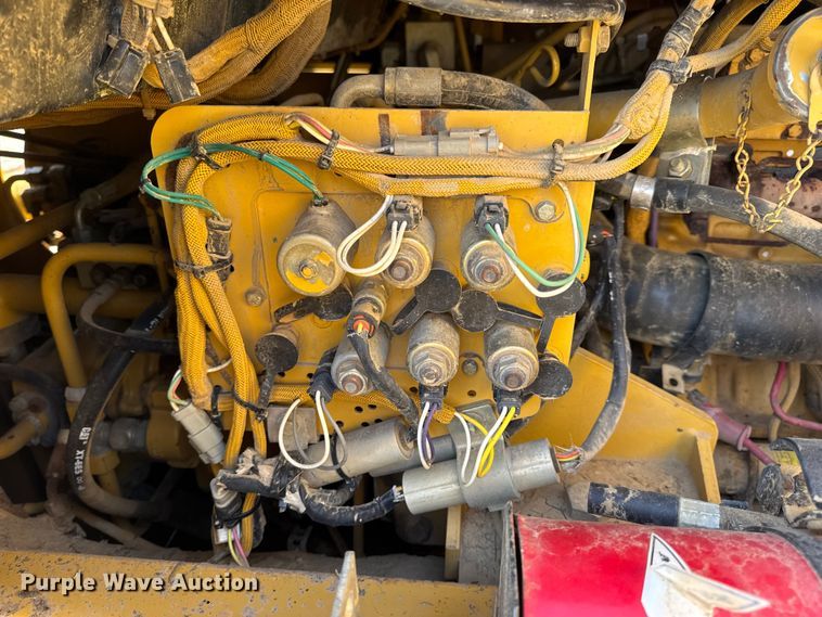 image for item EN0700 1997 Caterpillar 953C track loader