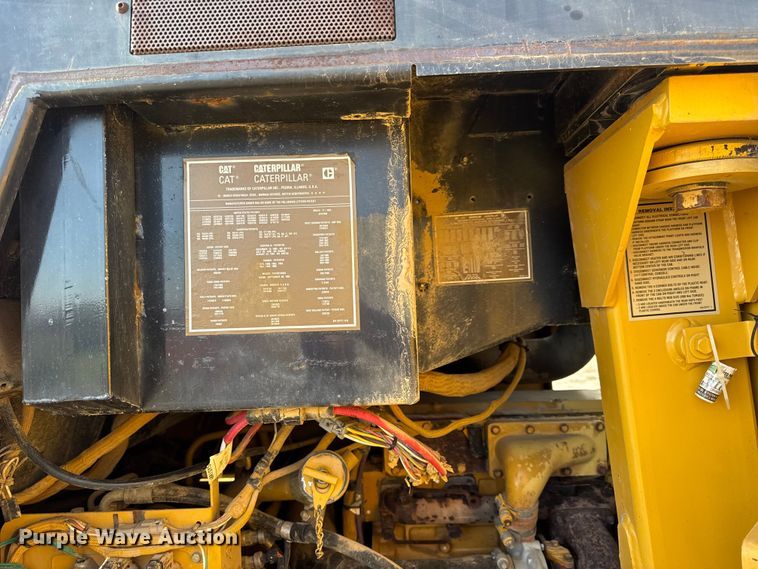 image for item EN0700 1997 Caterpillar 953C track loader