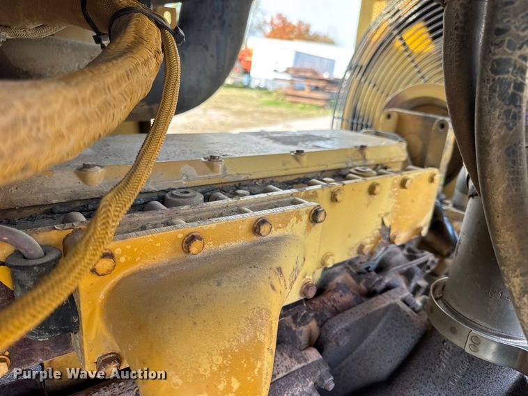 image for item EN0700 1997 Caterpillar 953C track loader