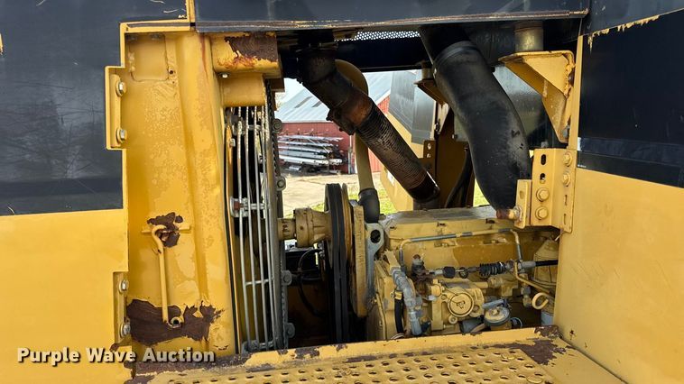 image for item EN0700 1997 Caterpillar 953C track loader