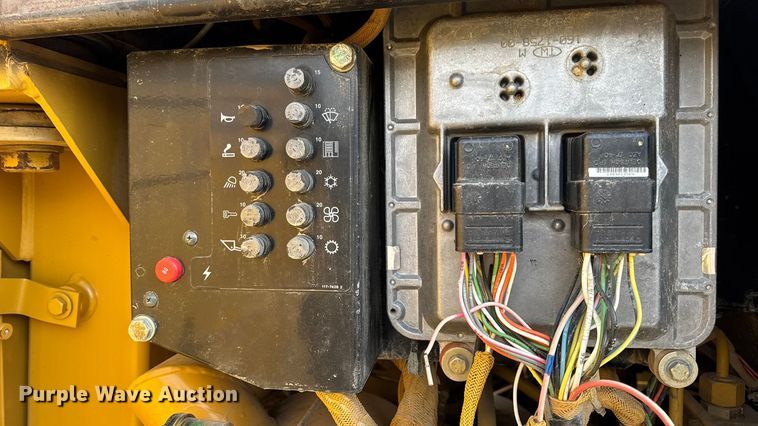 image for item EN0700 1997 Caterpillar 953C track loader