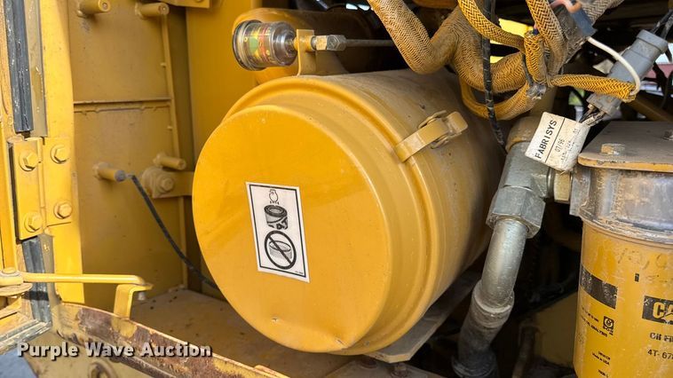 image for item EN0700 1997 Caterpillar 953C track loader