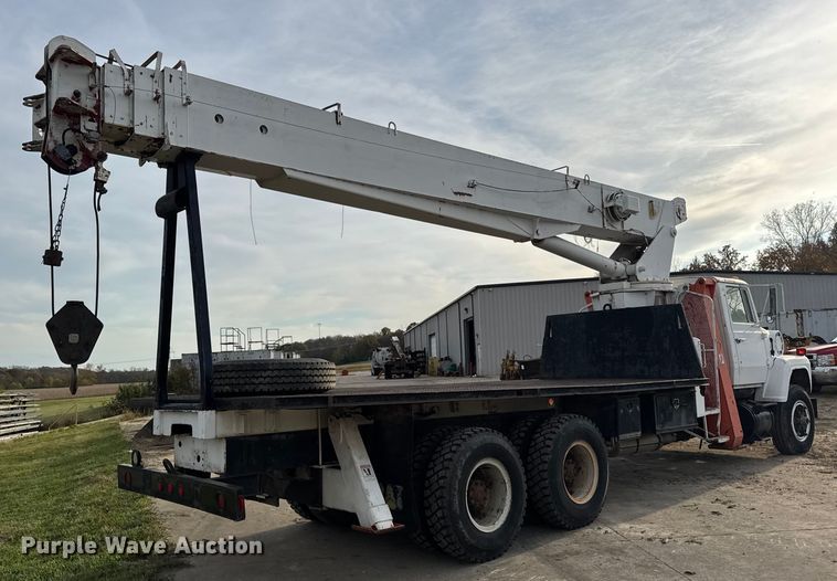 image for item EN0706 1986 Ford L9000 crane truck