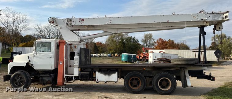 image for item EN0706 1986 Ford L9000 crane truck
