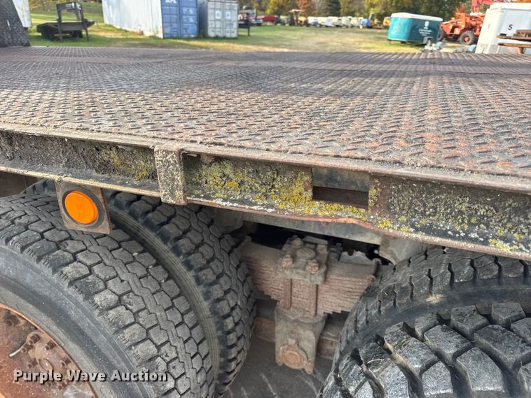 image for item EN0706 1986 Ford L9000 crane truck