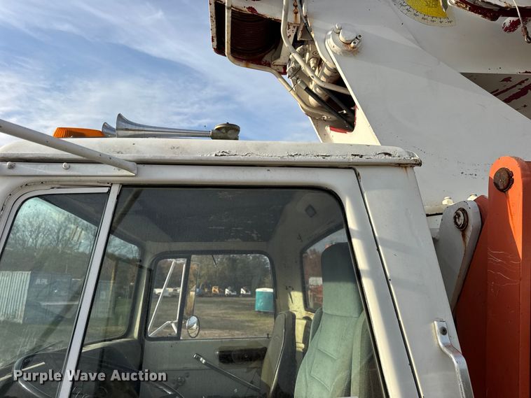 image for item EN0706 1986 Ford L9000 crane truck
